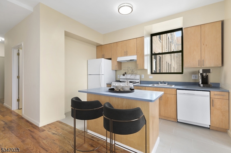 520 Belleville Ave N209