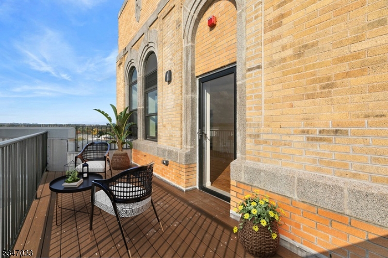 520 Belleville Ave N209