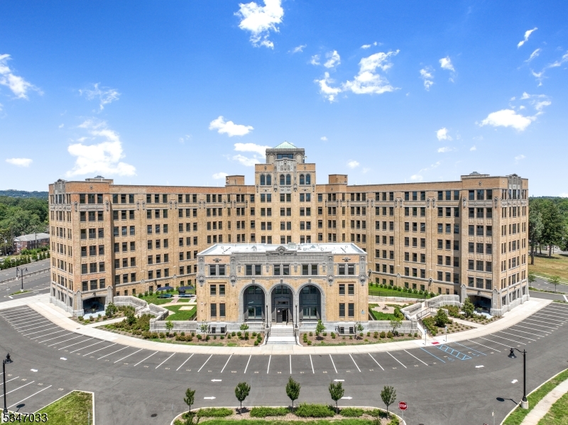 520 Belleville Ave N209