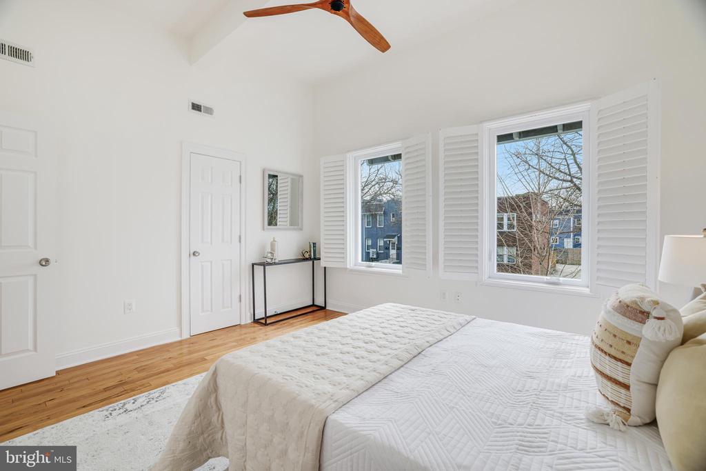 1102 Holbrook Ter NE #3