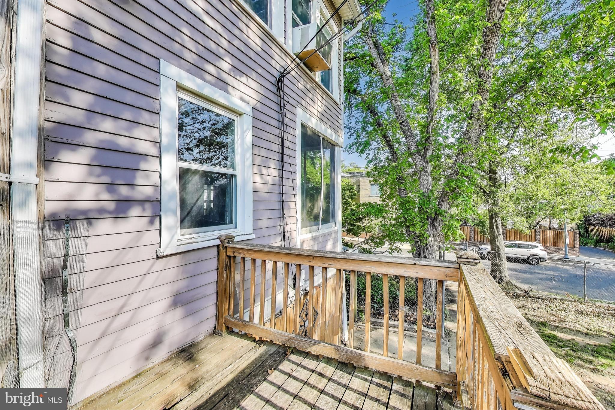 742 Crittenden St NW