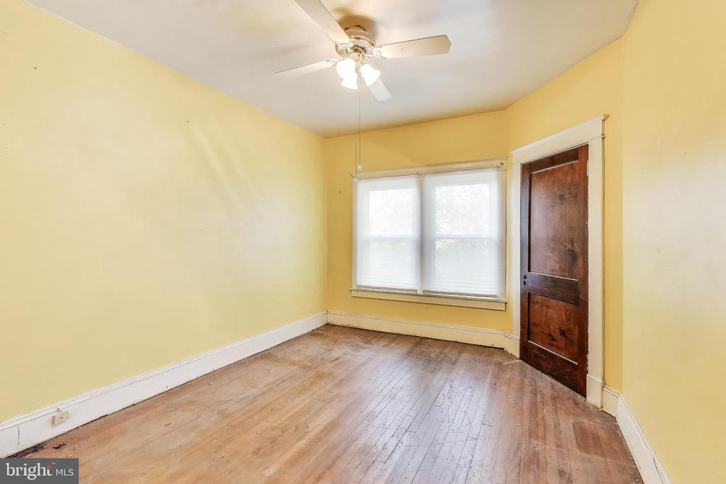 742 Crittenden St NW