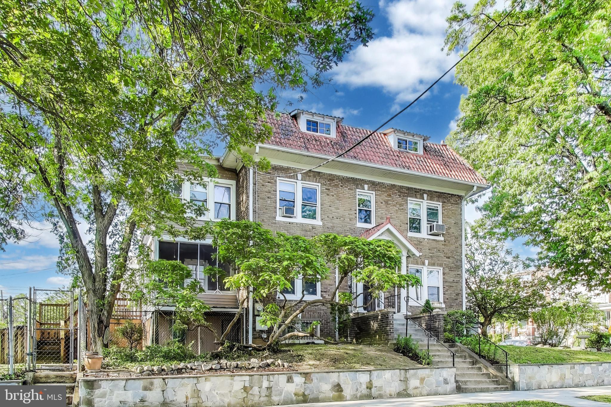 742 Crittenden St NW