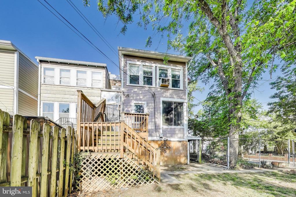 742 Crittenden St NW