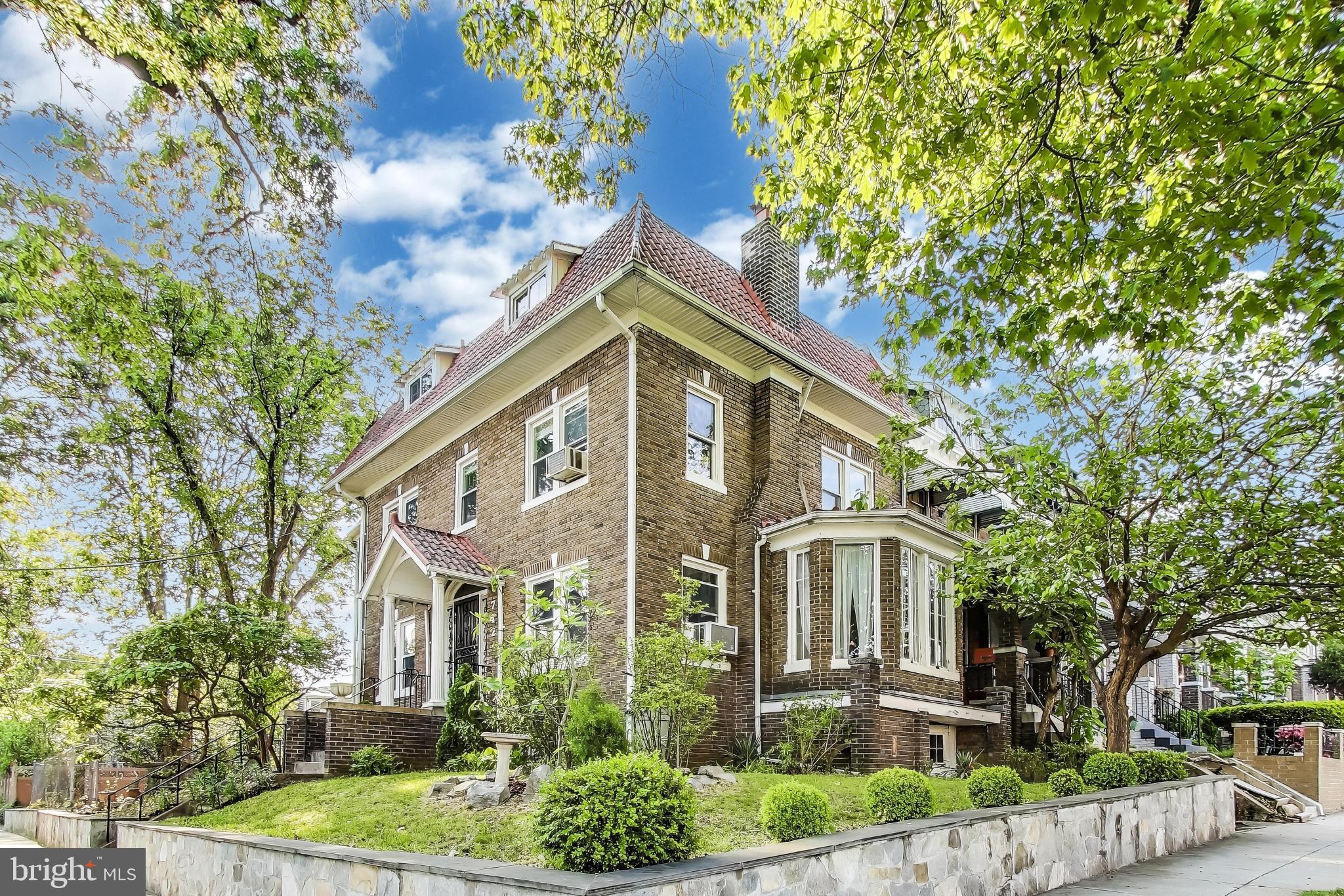 742 Crittenden St NW