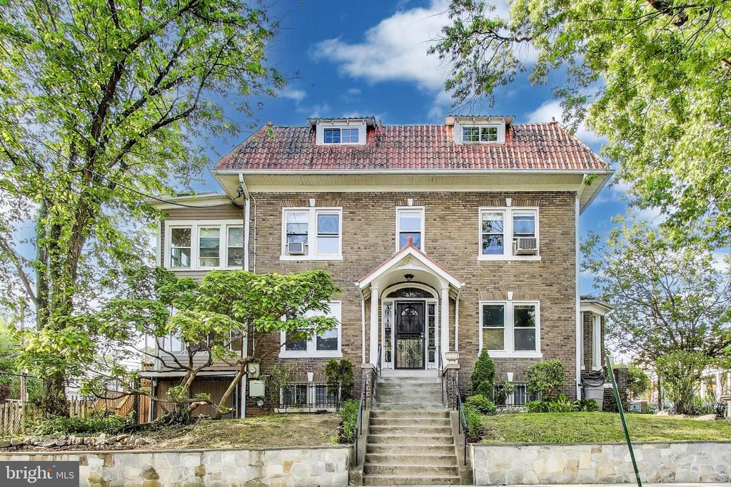 742 Crittenden St NW