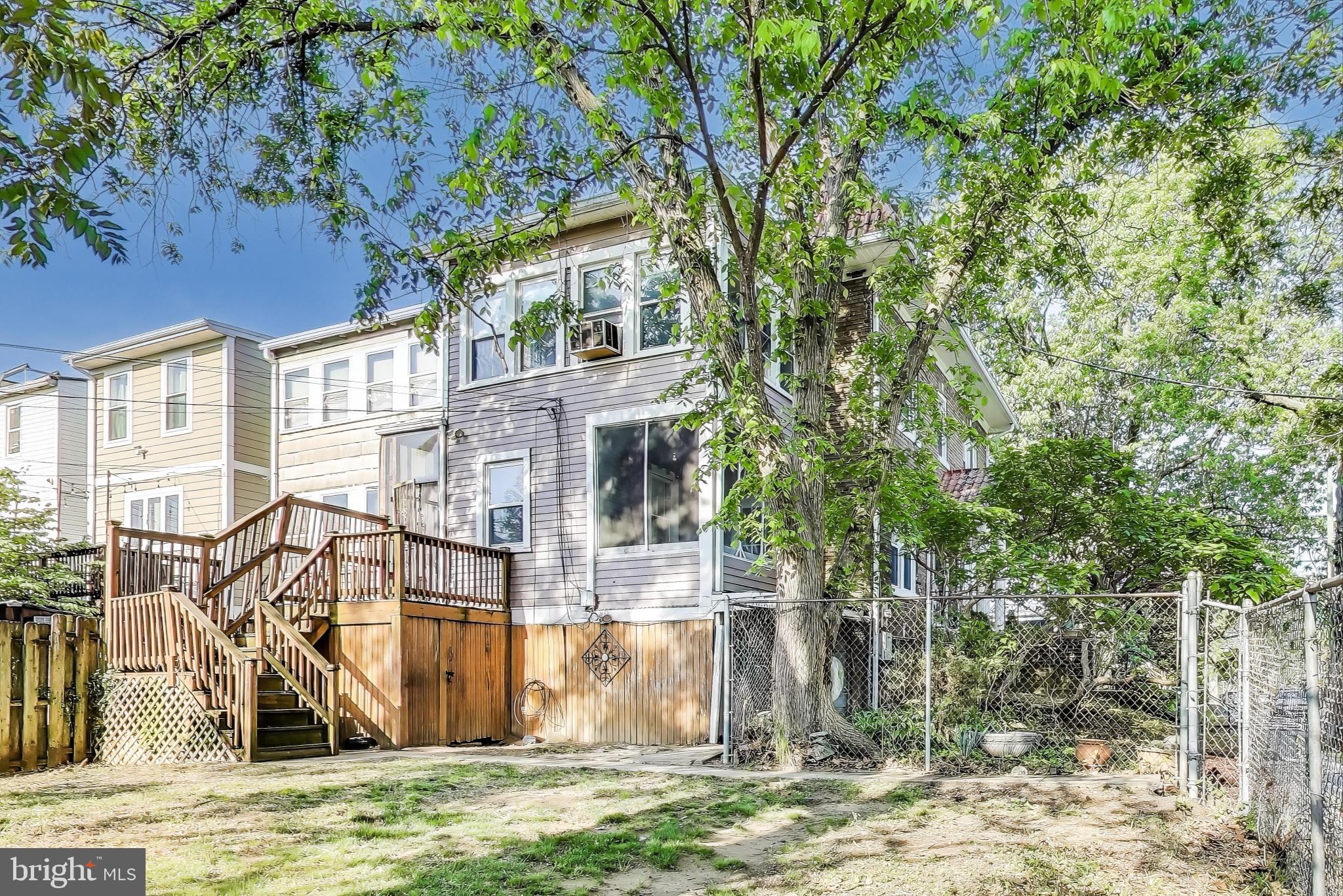 742 Crittenden St NW