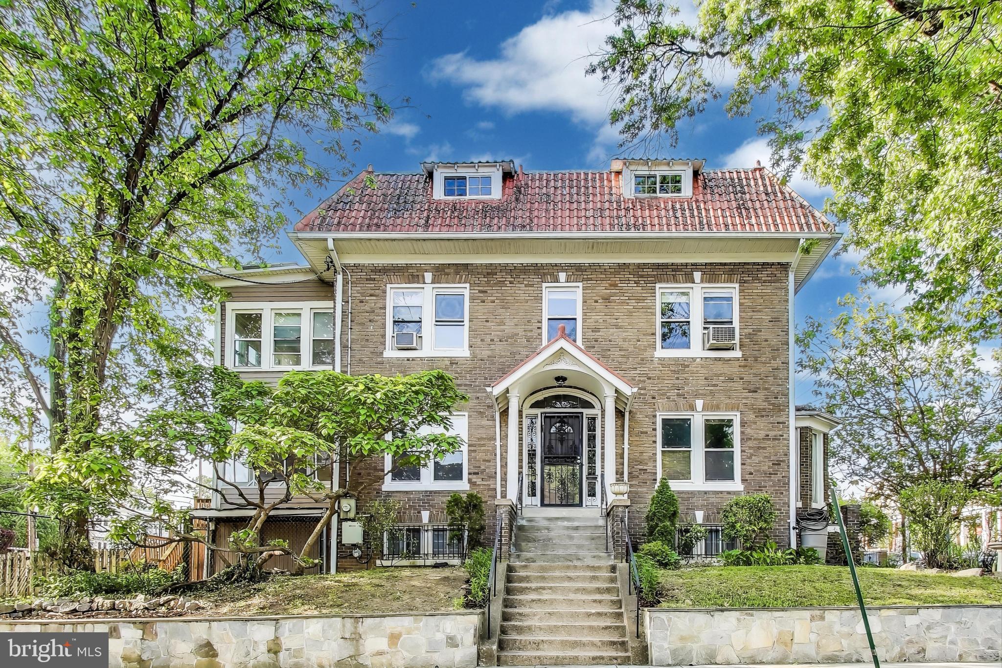 742 Crittenden St NW