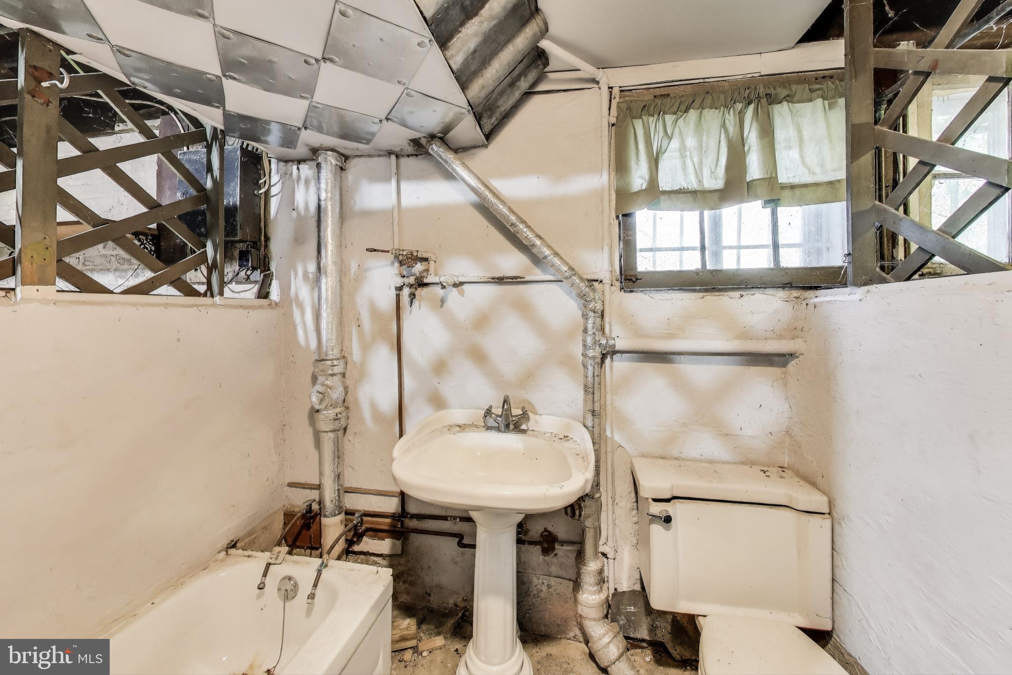 742 Crittenden St NW