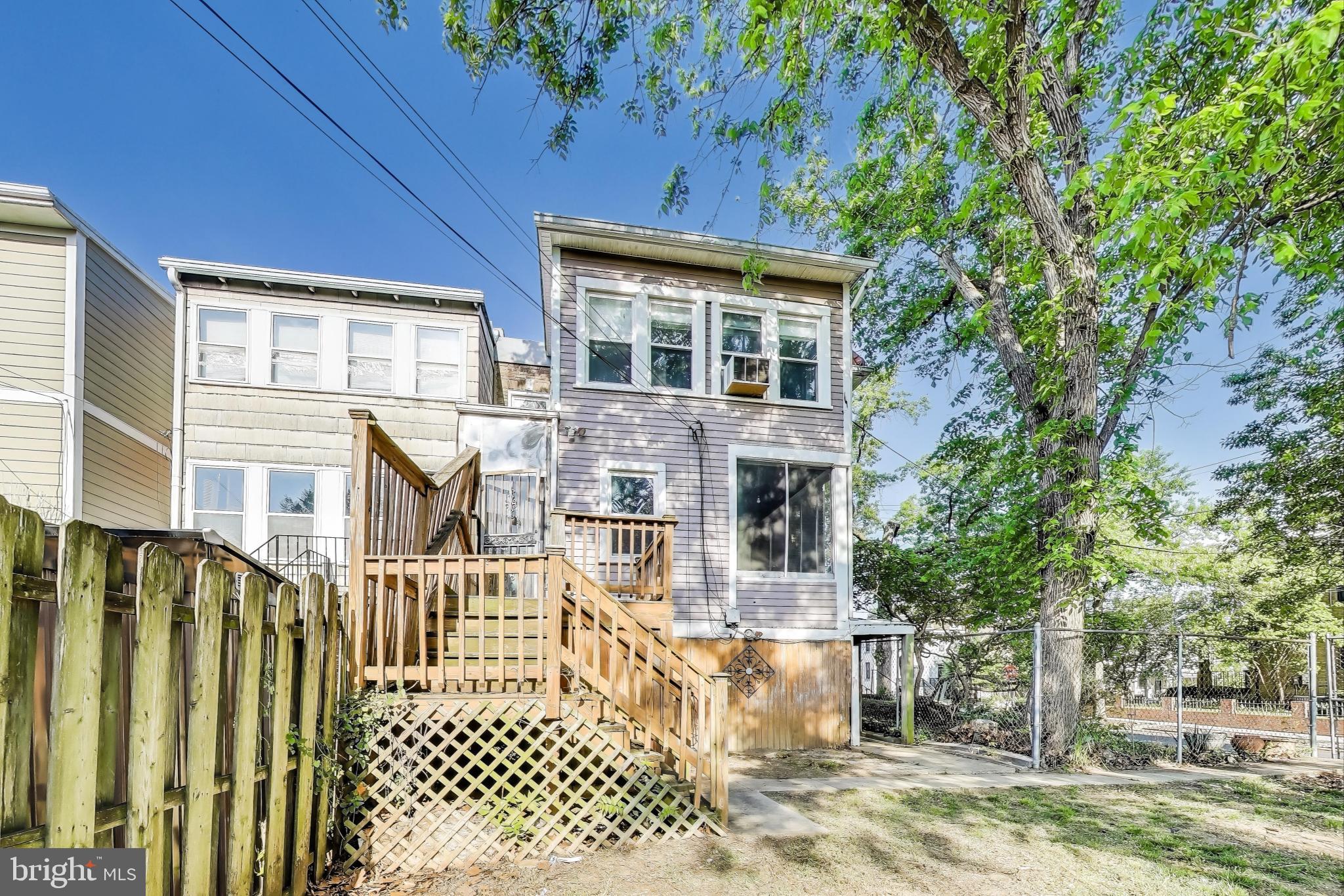 742 Crittenden St NW