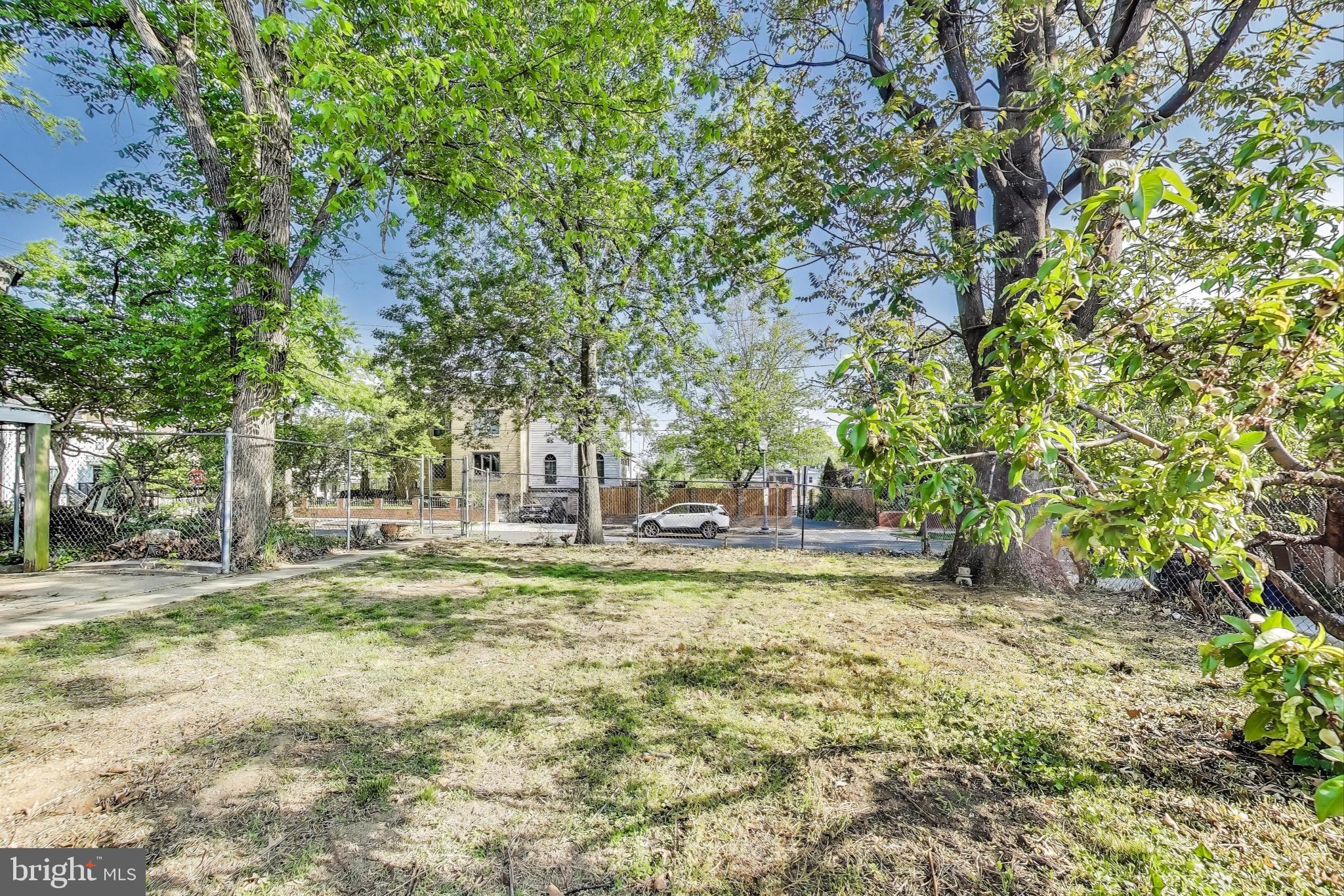 742 Crittenden St NW