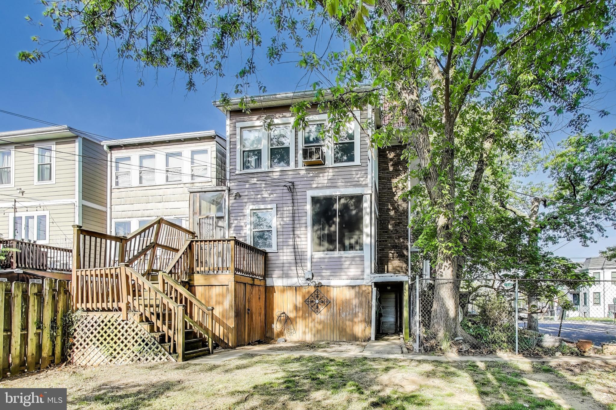 742 Crittenden St NW