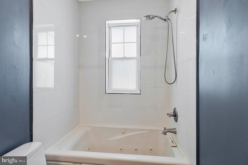 4005 7TH STREET NE Unit: 2