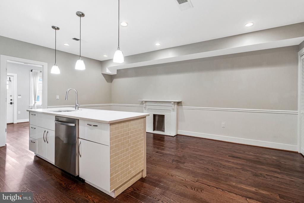 4005 7TH STREET NE Unit: 2