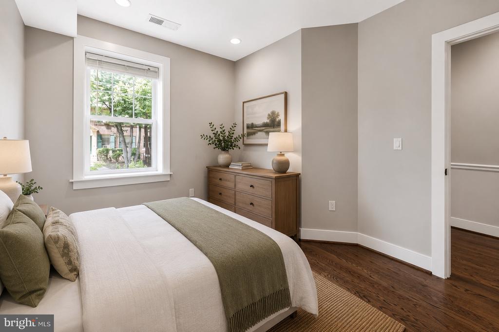 4005 7TH STREET NE Unit: 2