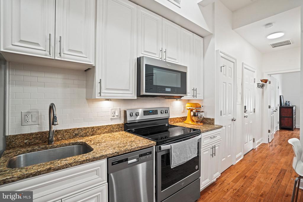 1102 HOLBROOK TERRACE NE Unit: 3