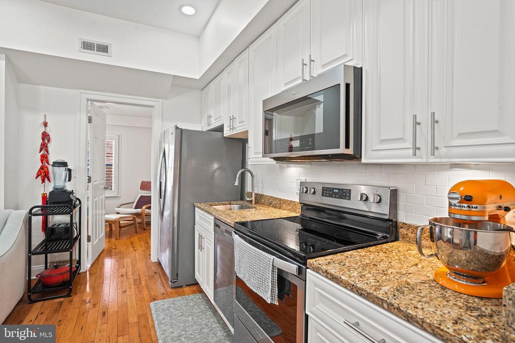 1102 HOLBROOK TERRACE NE Unit: 3