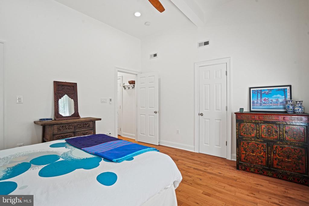 1102 HOLBROOK TERRACE NE Unit: 3
