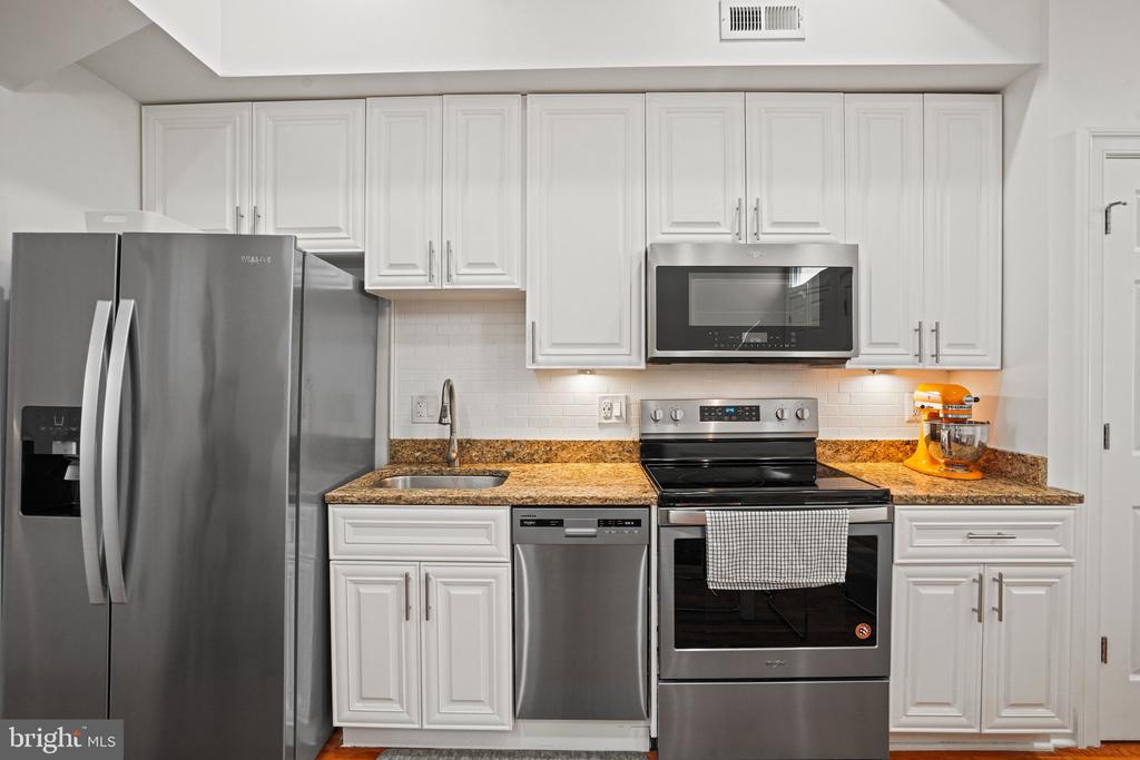 1102 HOLBROOK TERRACE NE Unit: 3