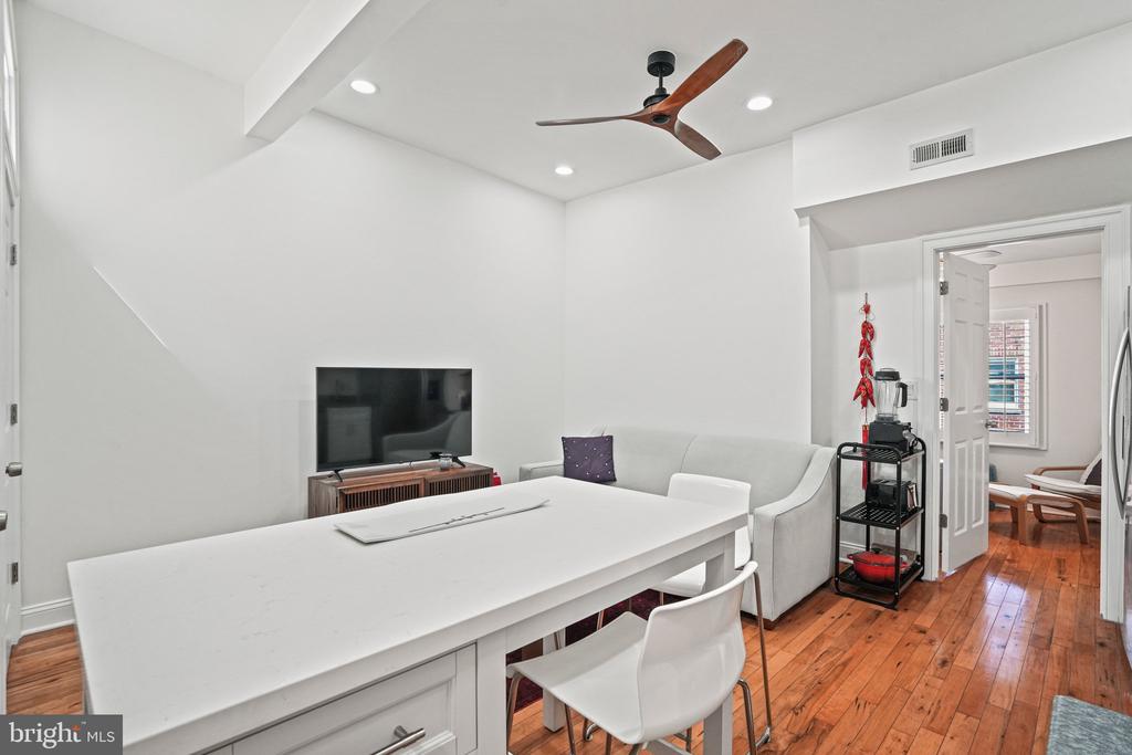 1102 HOLBROOK TERRACE NE Unit: 3