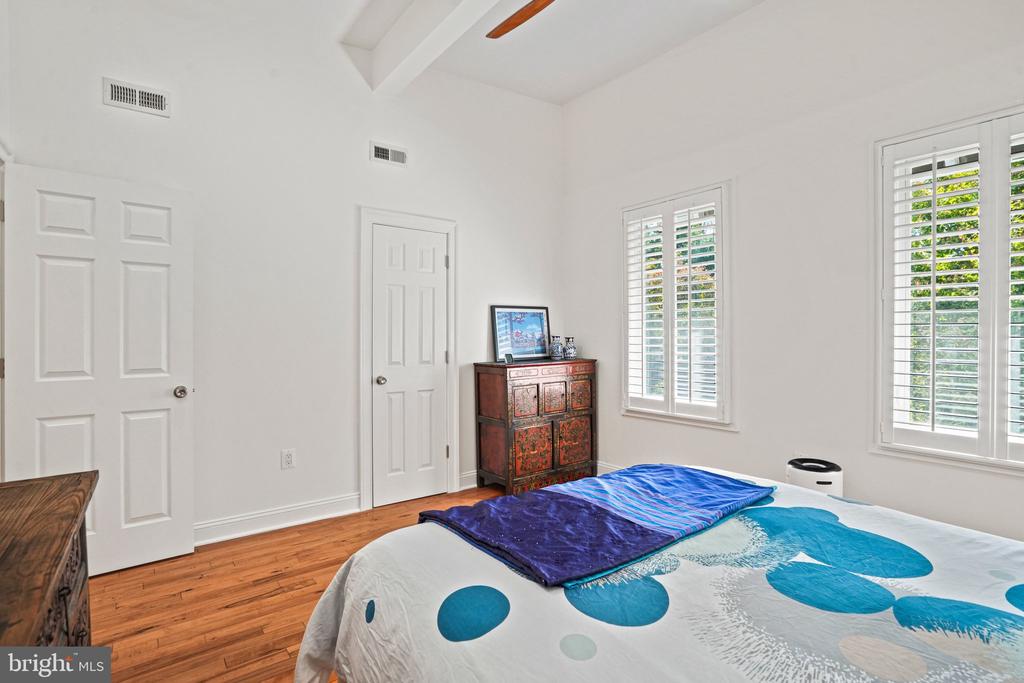 1102 HOLBROOK TERRACE NE Unit: 3