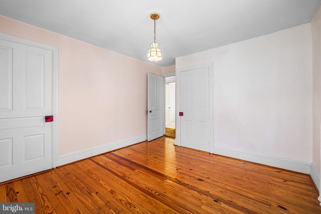 1053 FREELAND ROAD