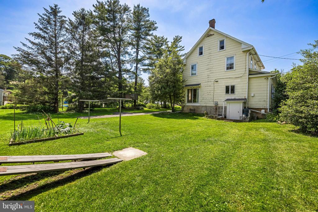 1053 FREELAND ROAD