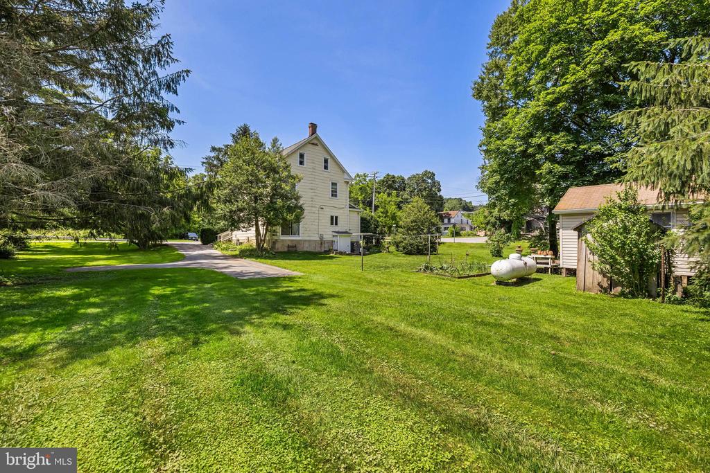 1053 FREELAND ROAD