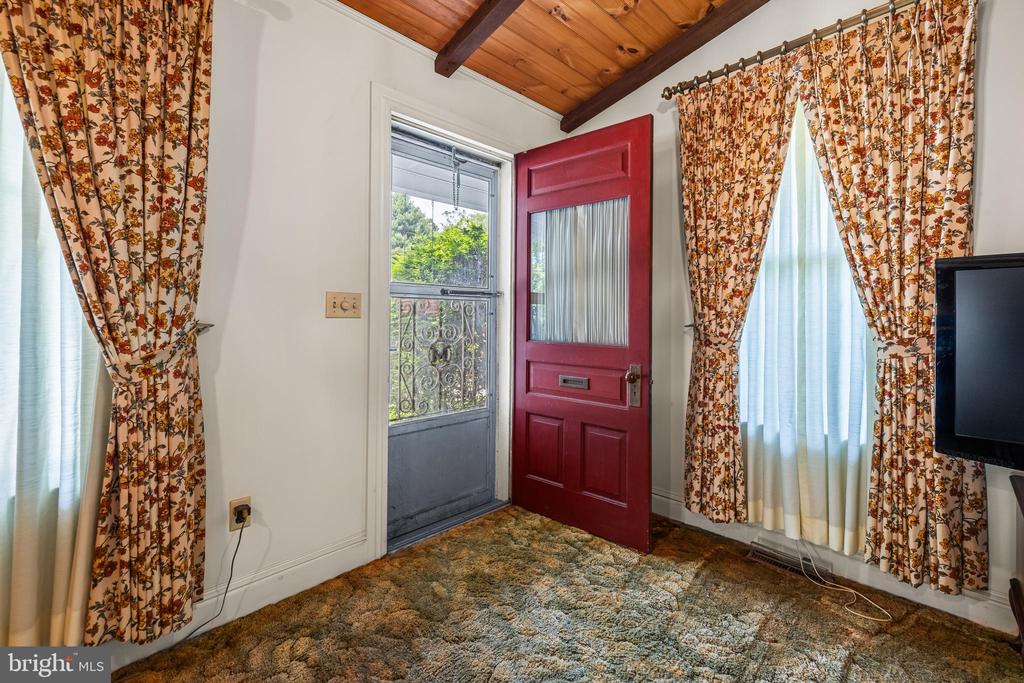 1053 FREELAND ROAD