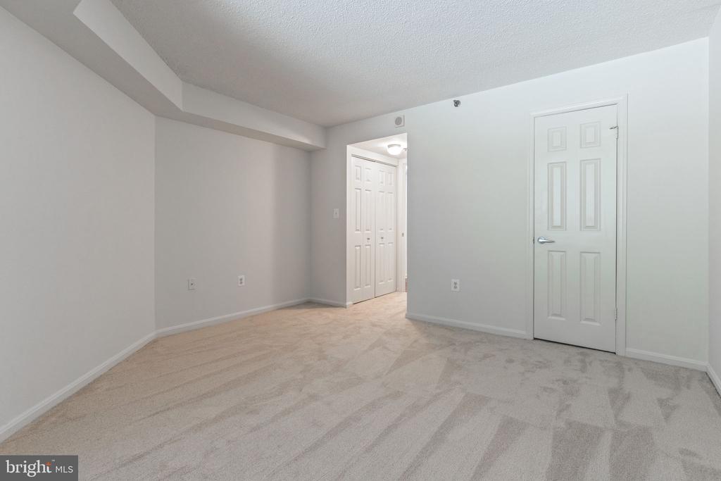 10101 GROSVENOR PLACE L03