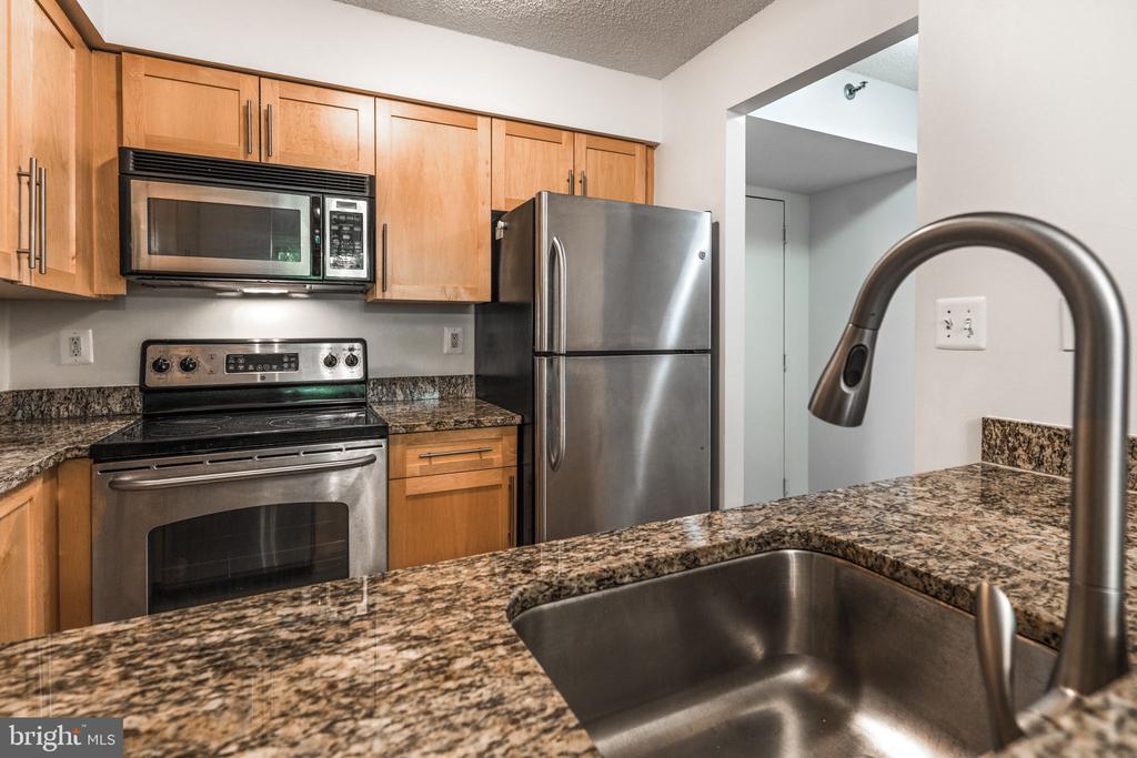 10101 GROSVENOR PLACE L03