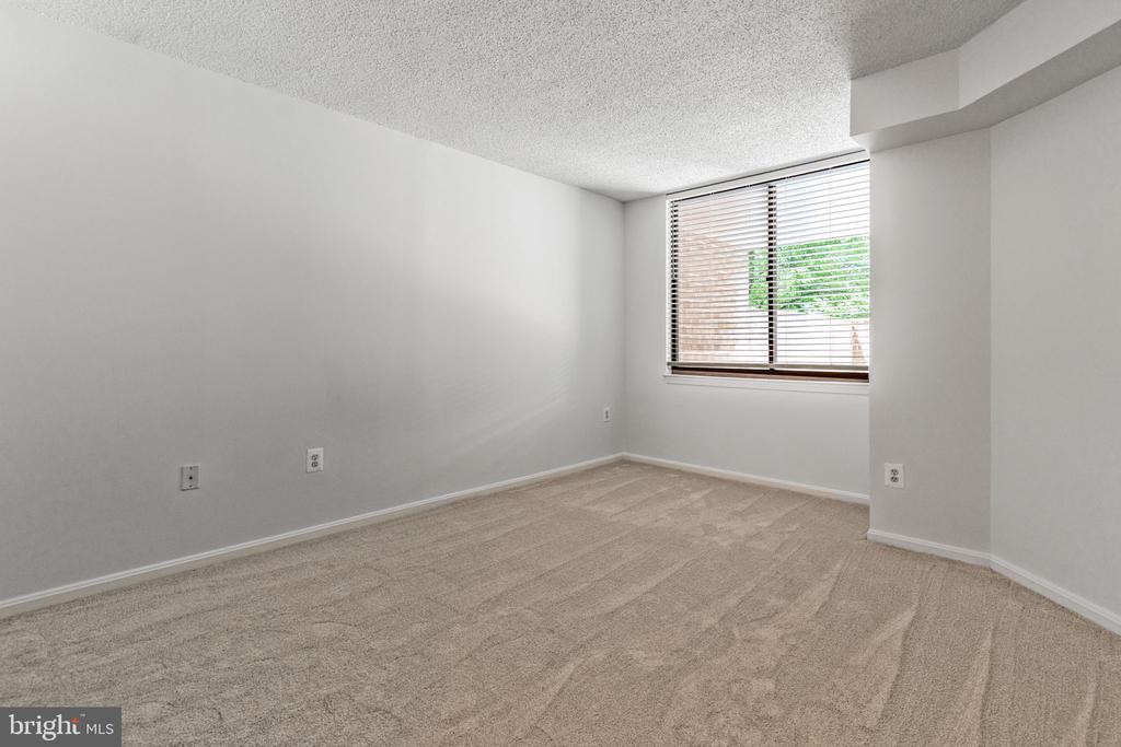 10101 GROSVENOR PLACE L03