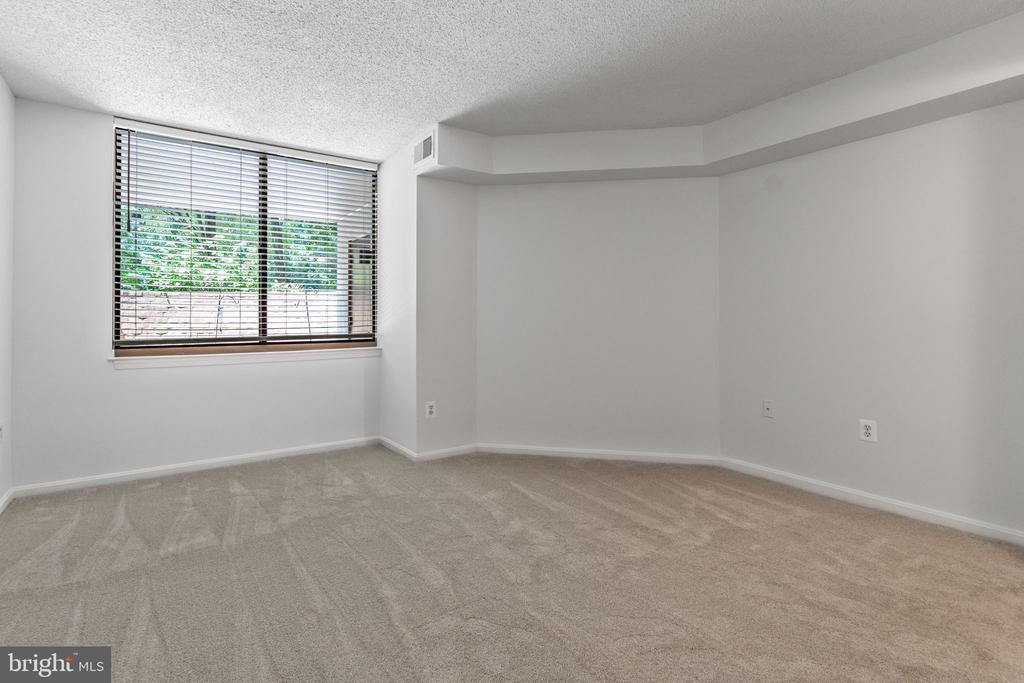 10101 GROSVENOR PLACE L03