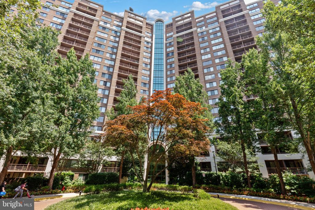 10101 GROSVENOR PLACE L03