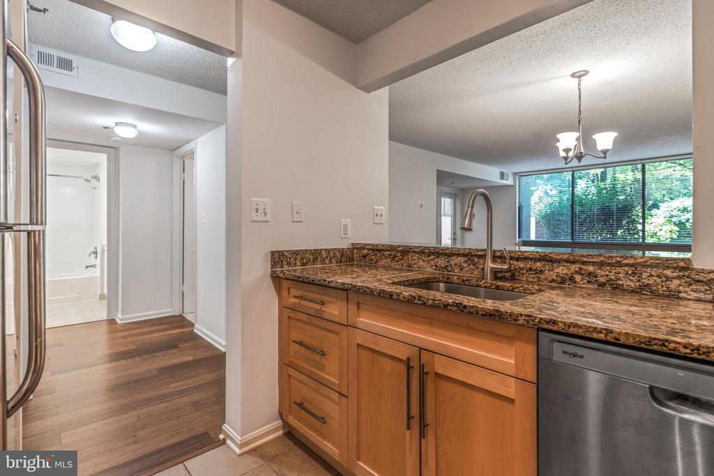 10101 GROSVENOR PLACE L03
