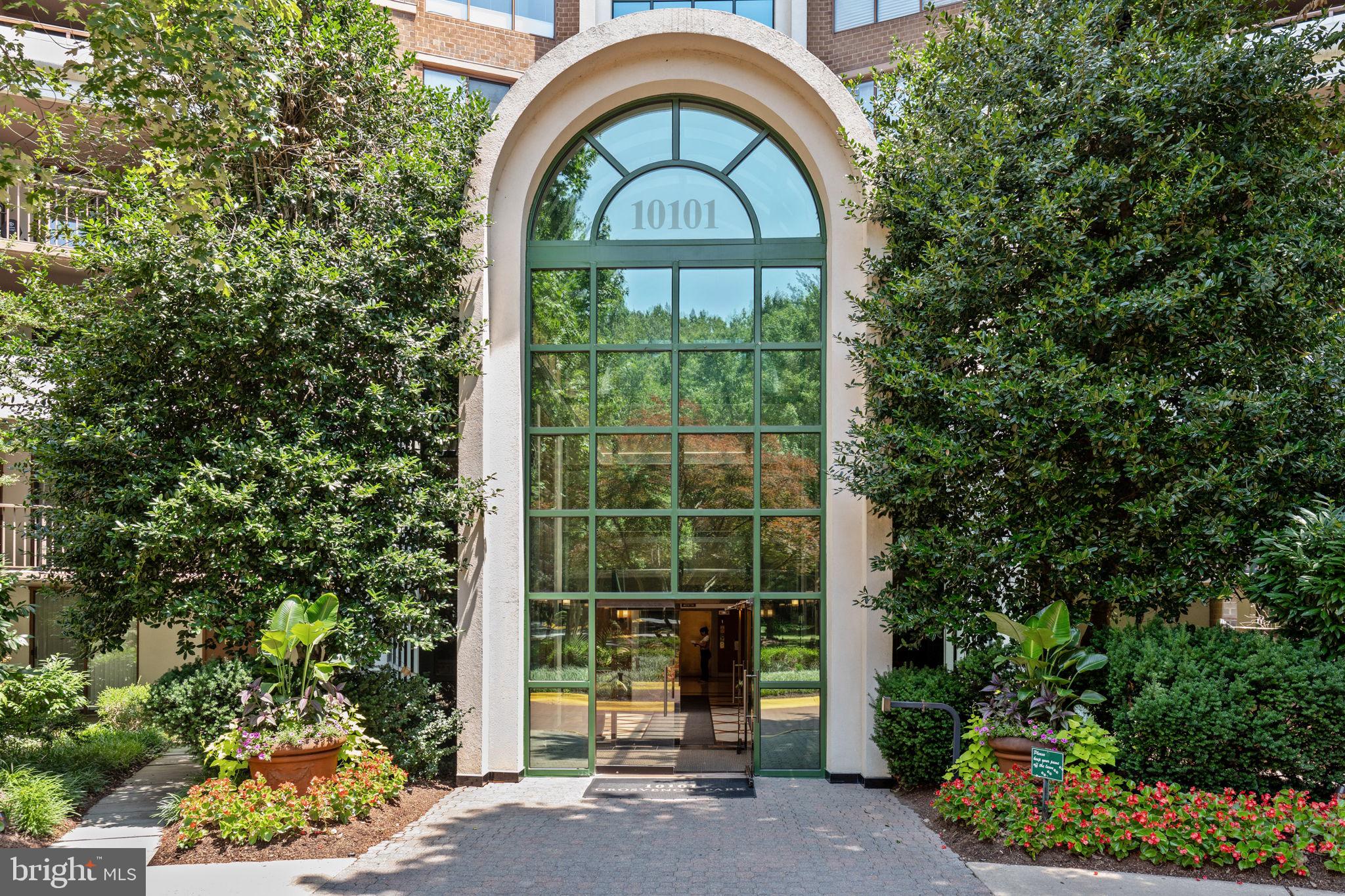 10101 GROSVENOR PLACE L03