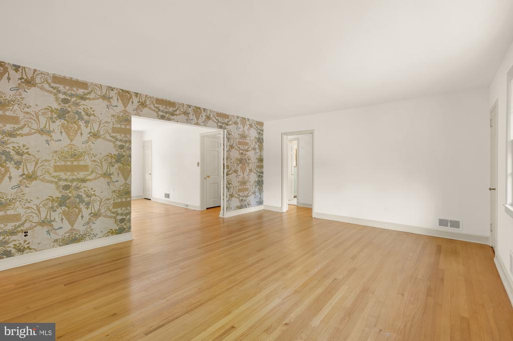 5611 BELMONT AVENUE