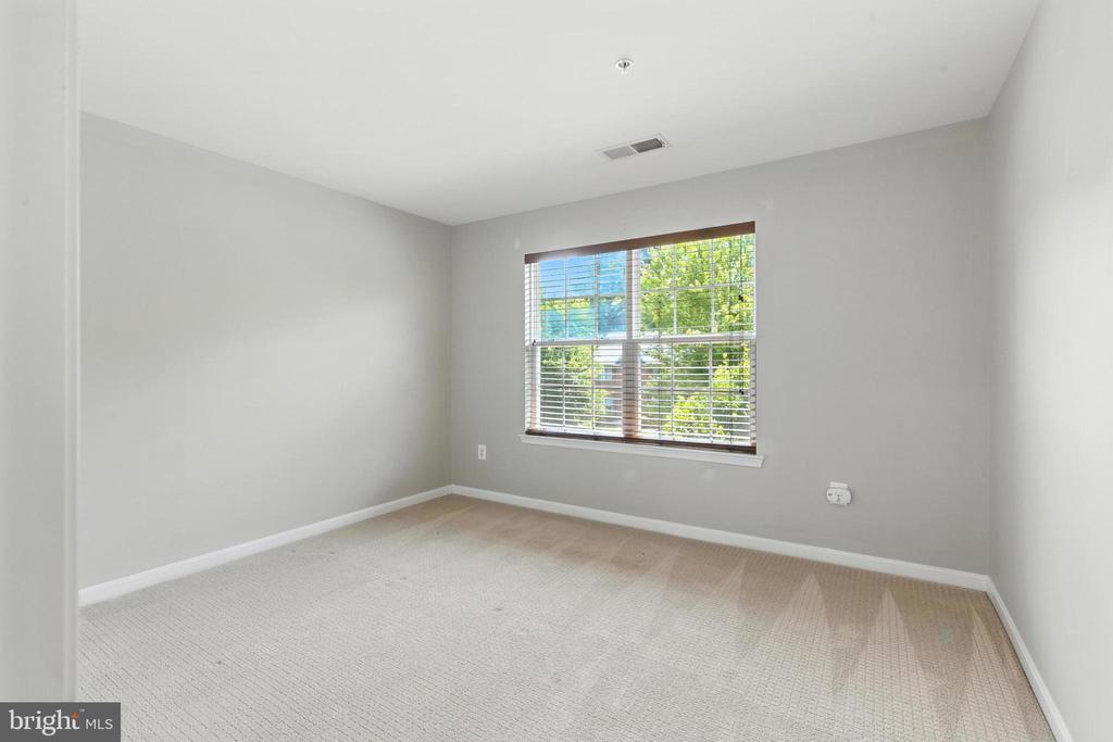 10210 ROLLING GREEN WAY