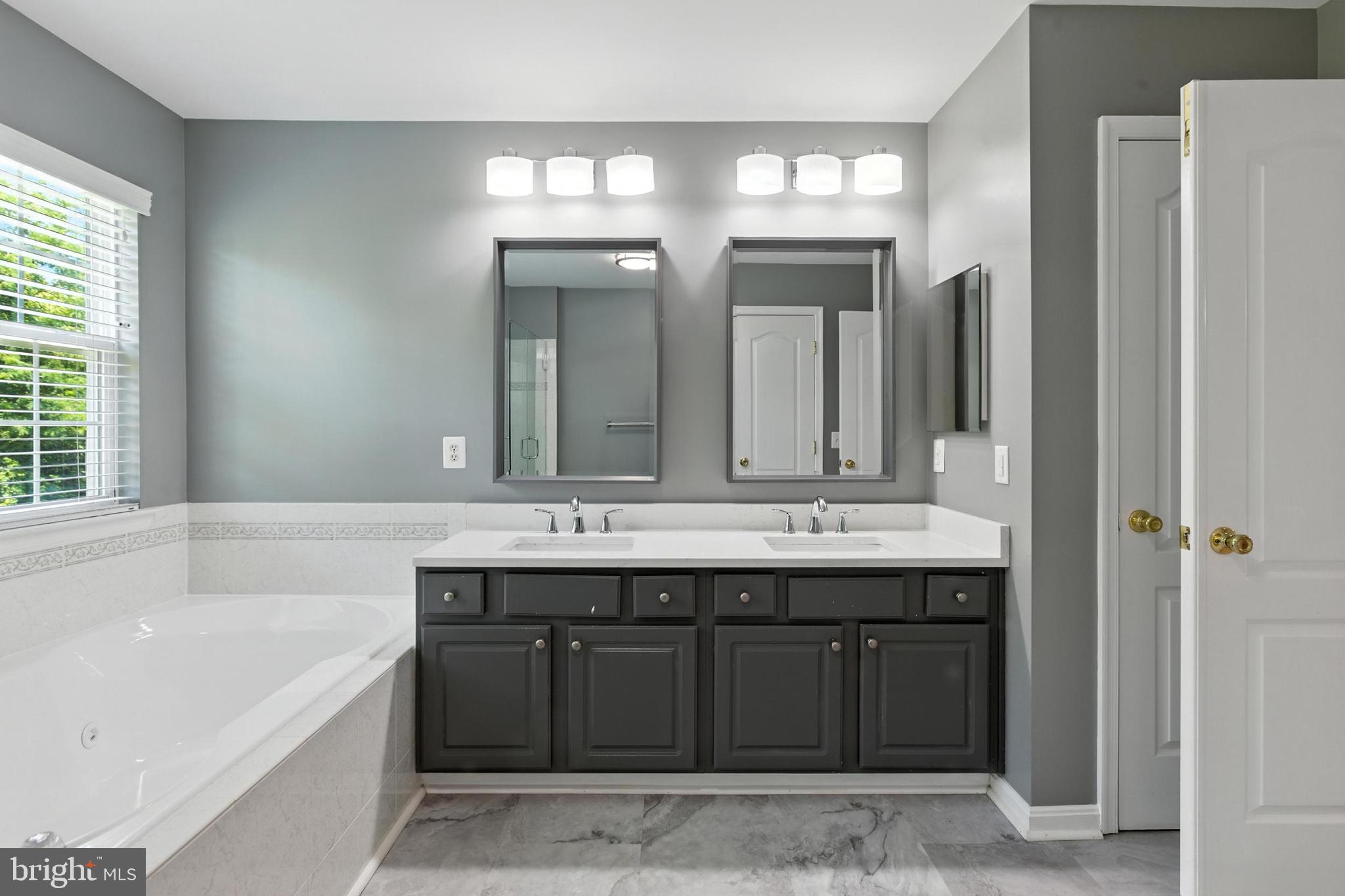 10210 ROLLING GREEN WAY