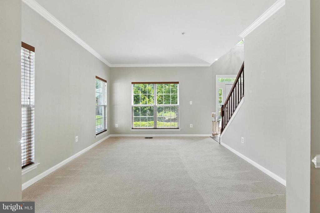 10210 ROLLING GREEN WAY