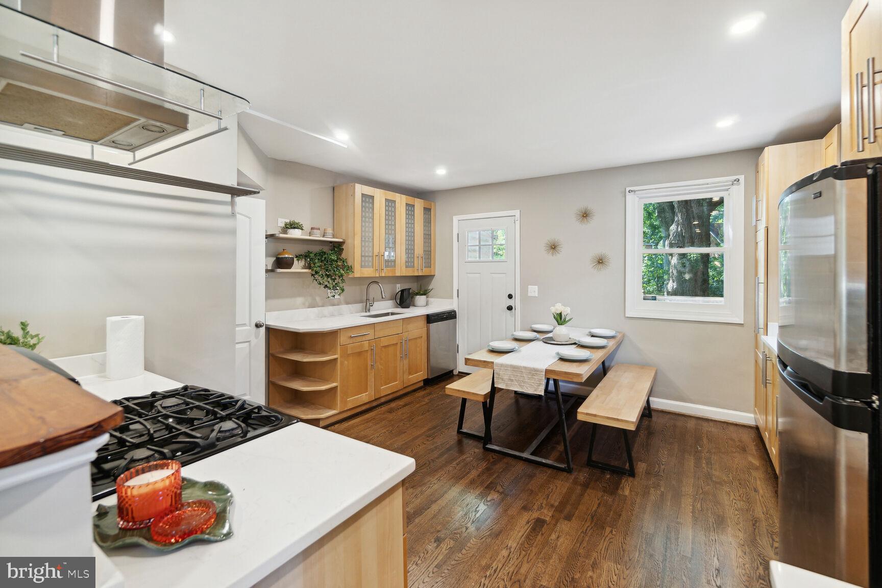 6982 Fairfax DRIVE