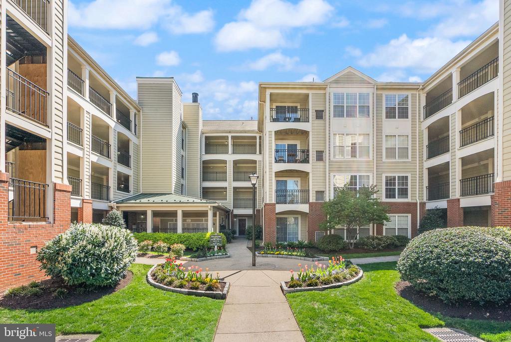 1100 Quaker Hill Dr #422