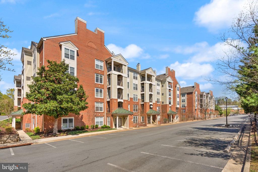 1100 Quaker Hill Dr #422