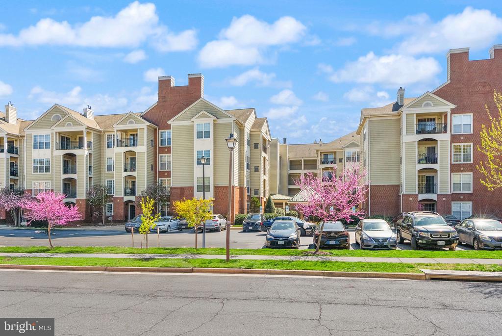 1100 Quaker Hill Dr #422
