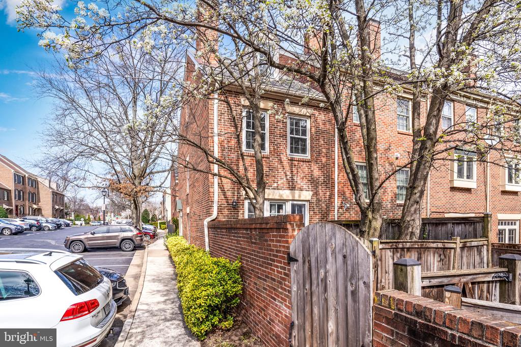 1203 MICHIGAN CT