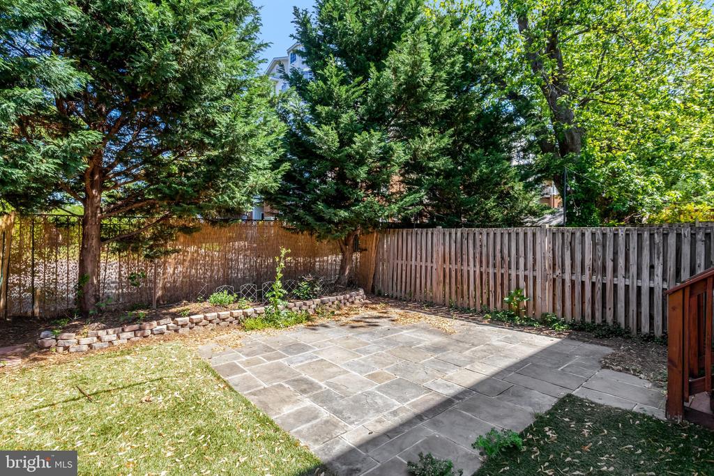 6 E REED AVENUE