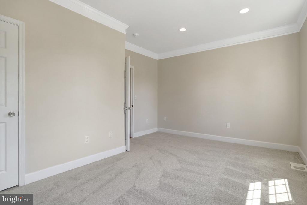 6 E REED AVENUE