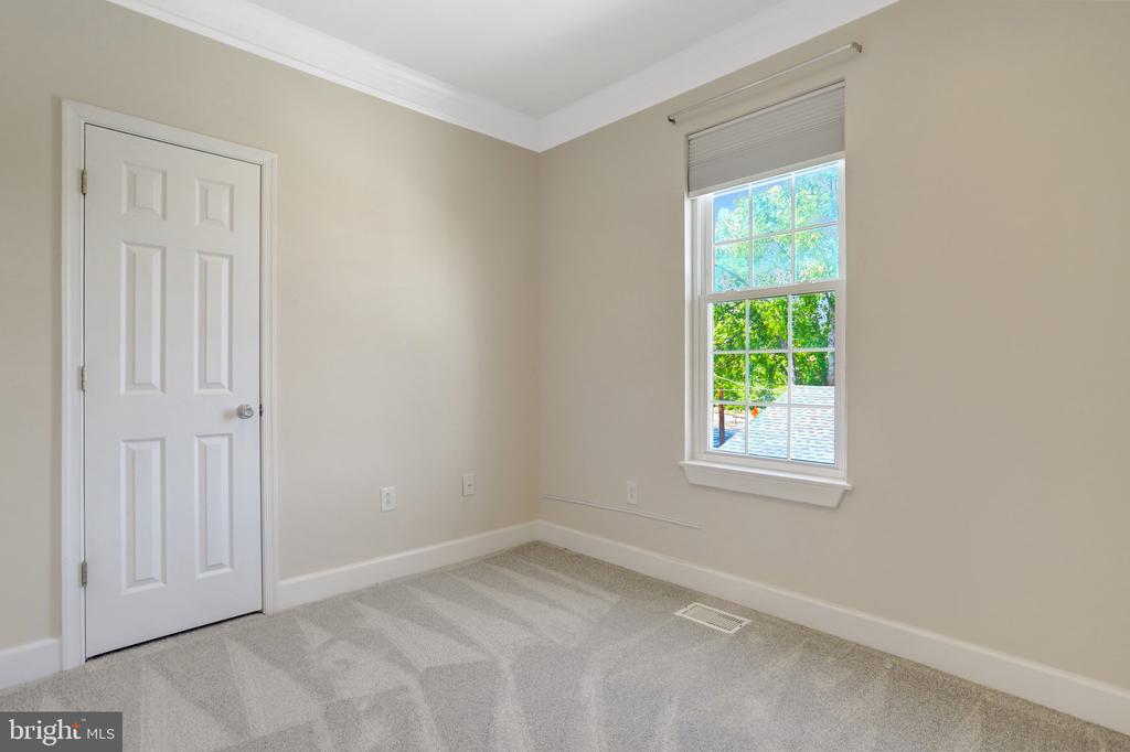6 E REED AVENUE