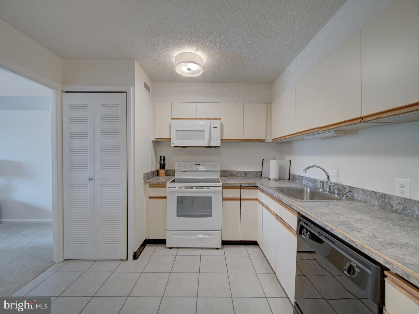 3800 Powell Ln #727
