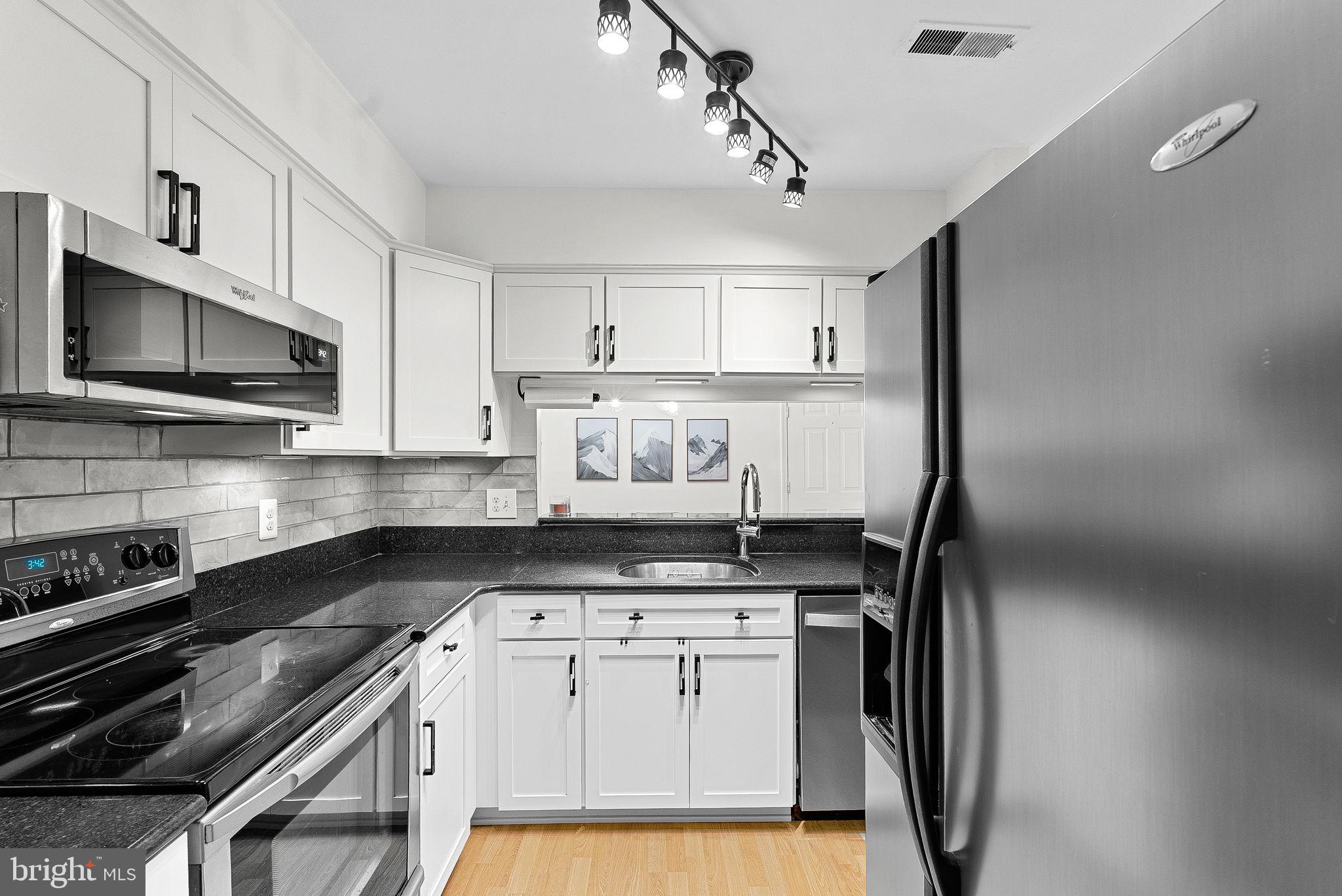 6900 Mary Caroline Cir #L